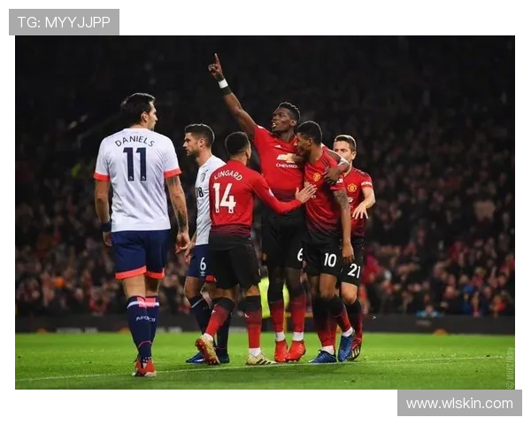 曼联新看台设泳池 VIP泳装派对看球